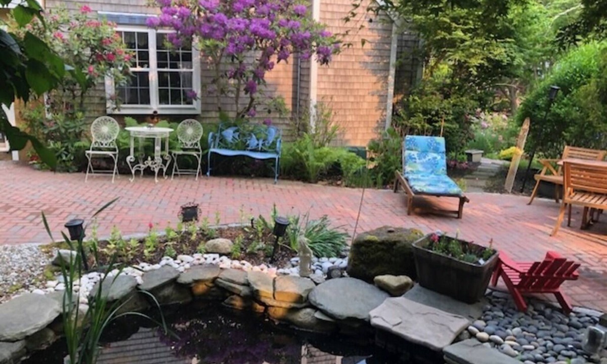 Mashpee Neck House | Lovely sanctuary on the Cape with kayaks and bikes