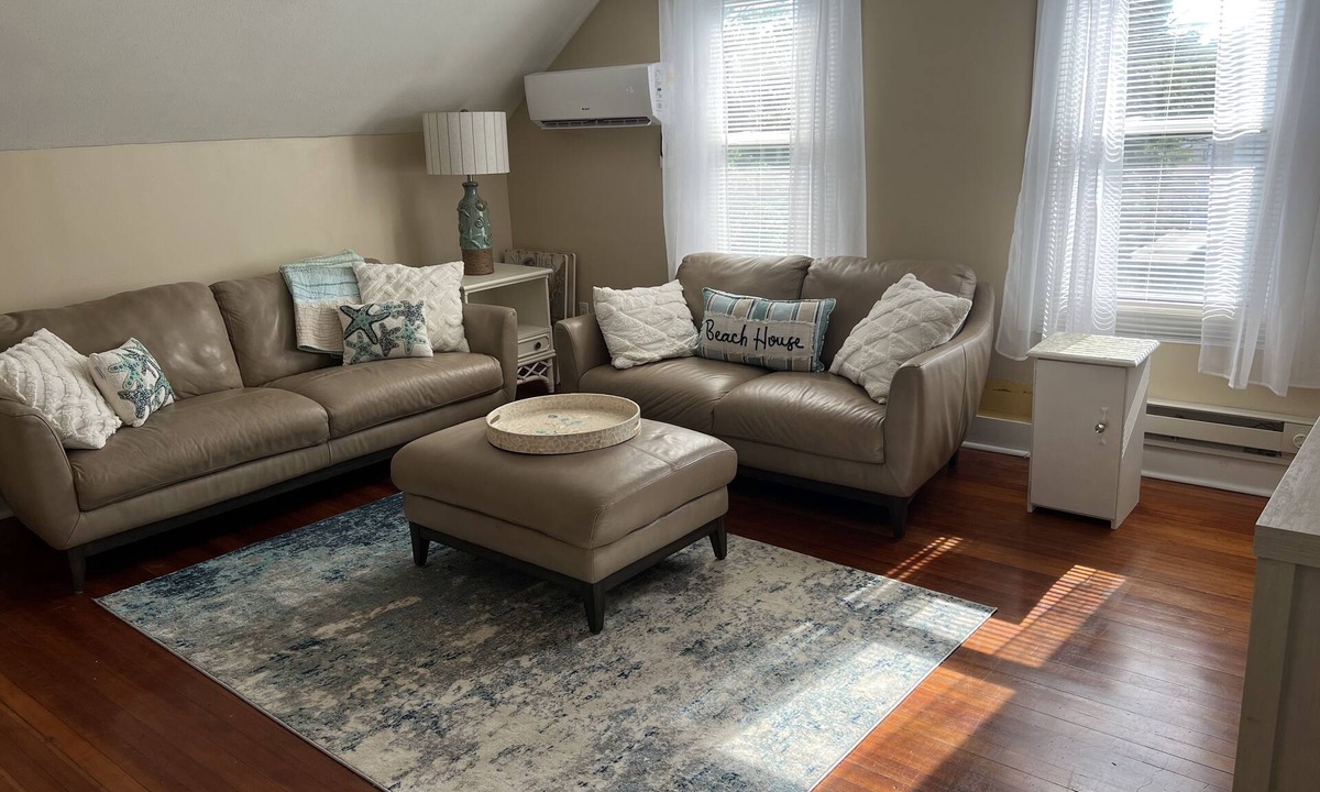 Gloucester Apartment | Lovely Upstairs Apartment - Beach getaway on Historic Main St. w/AC