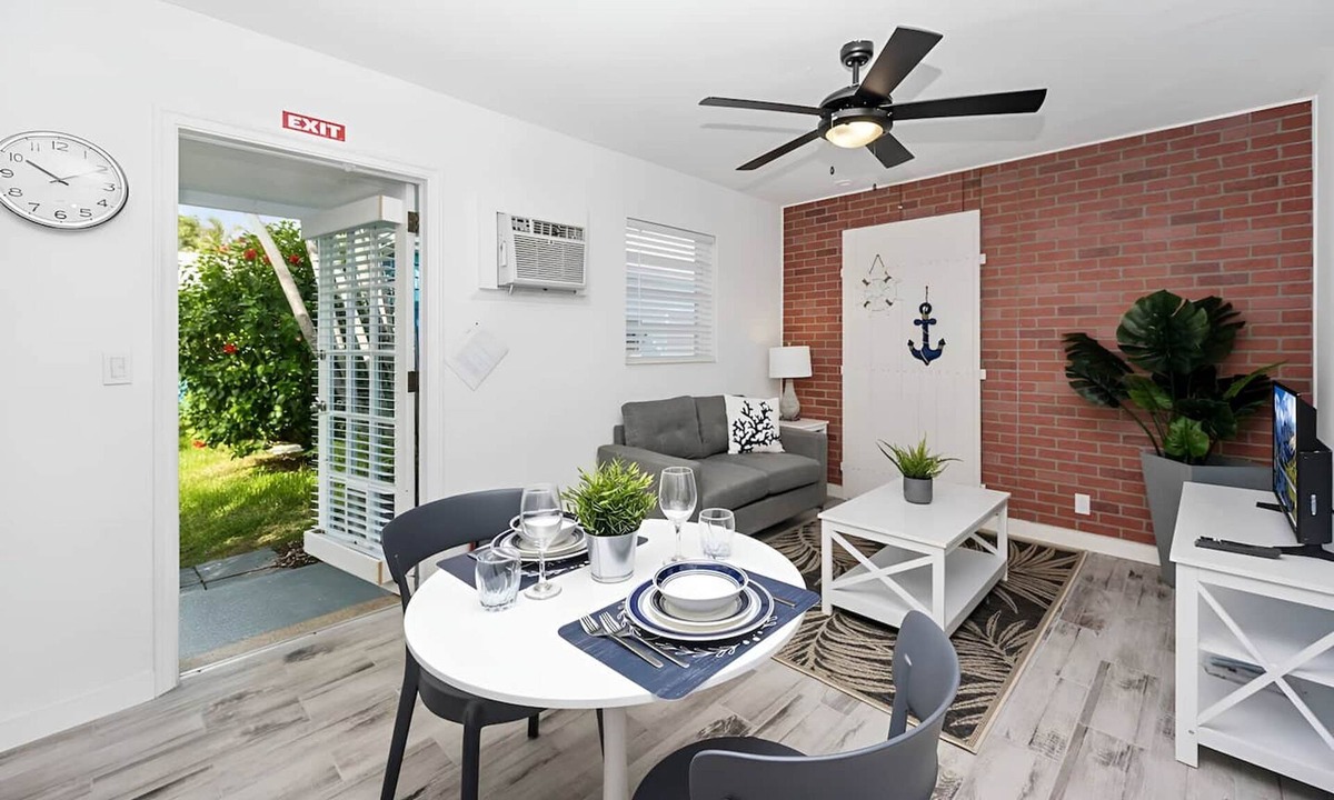 South Lake House | Luna Beach House in Hollywood