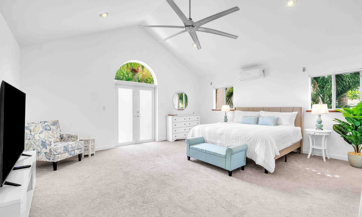 Coconut Grove House | Lush & Spacious Tropical Retreat in Coconut Grove