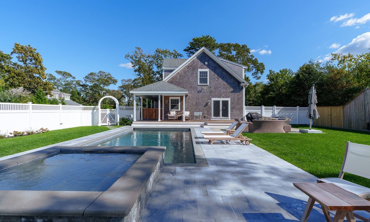 Tisbury House | Luxe 4 Bed/4 Ensuite Bath, A/C In-Town Vineyard Haven, Gunite Pool and Spa