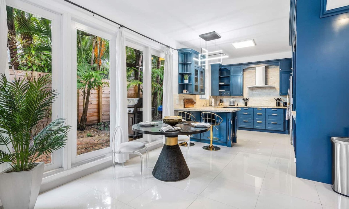 Victoria Park House | Luxe 5BR 4BA Heated Pool 10 Min to Beach BBQ