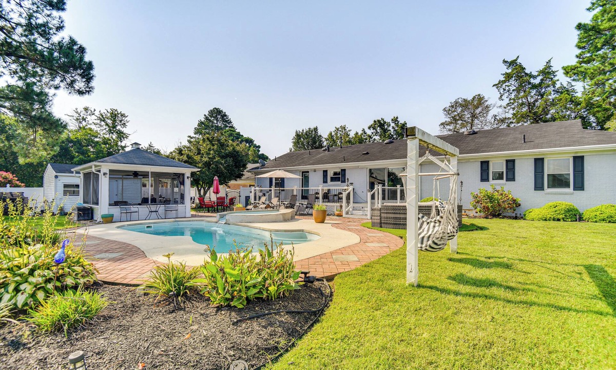 Portsmouth House | Luxe Lakefront Portsmouth Home: Fish, Swim & Play!
