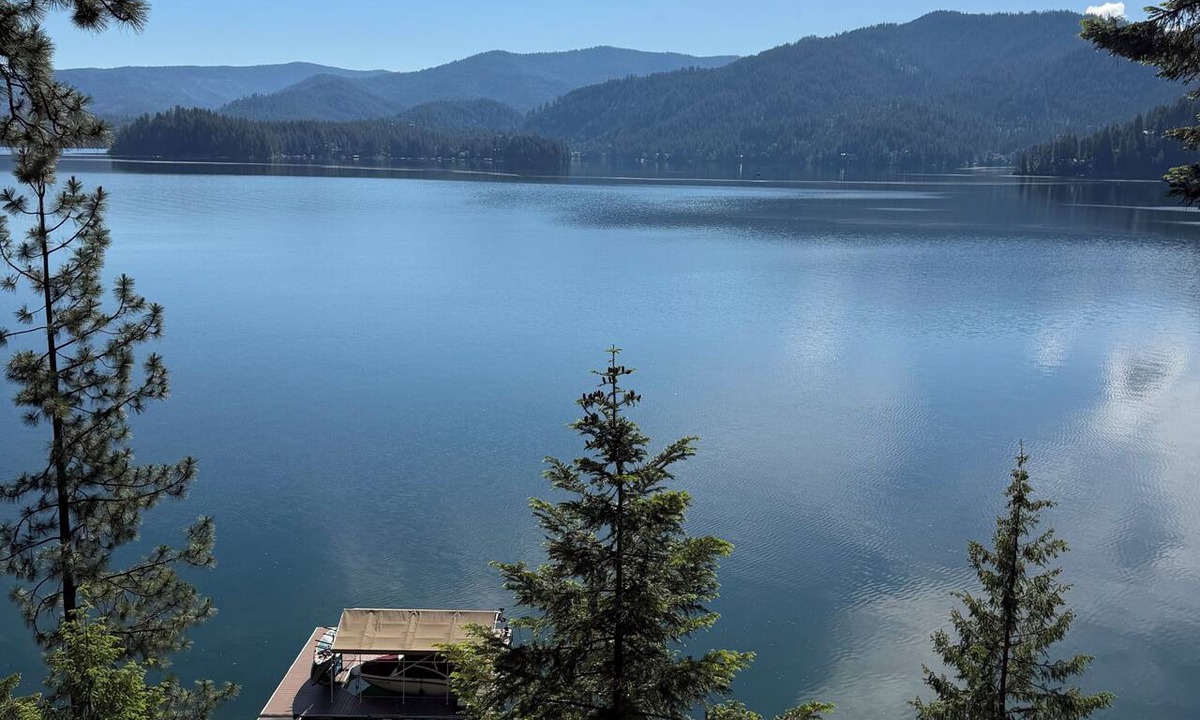 Clarksville Apartment | LUXE studio/with Hayden Lake private dock & hot tub "Blue Hayden"