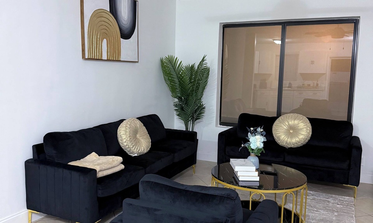 West Hollywood House | Luxery house/pool/near airport/hard rock casino hotel/downtown Hollywood/beach