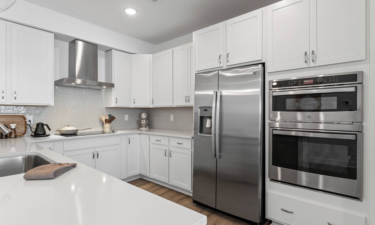 North Raleigh House | Luxurious 3-bedroom townhome/Gourmet Kitchen/King bed/Garage/AC in Raleigh, NC