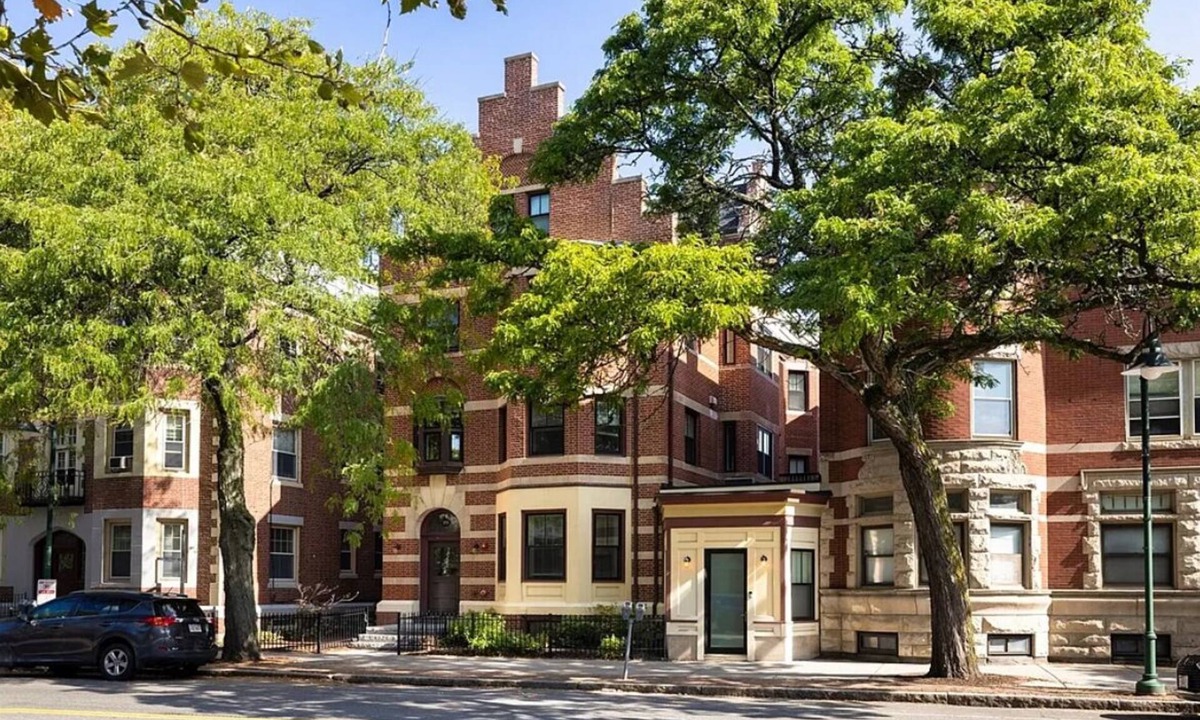 North Brookline House | Luxurious condo in the heart of Coolidge Corner !