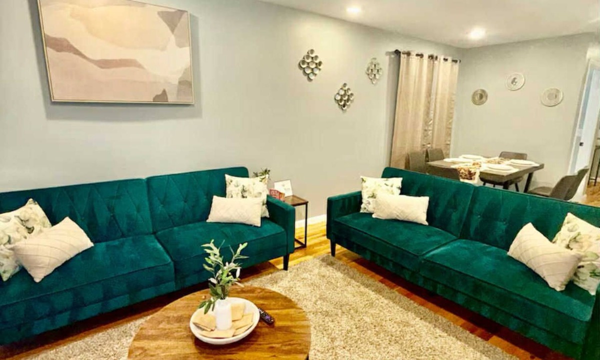 Irvington House | Luxurious, Cozy and Spacious 6-bedroom escape with parking sleeps up to 16.