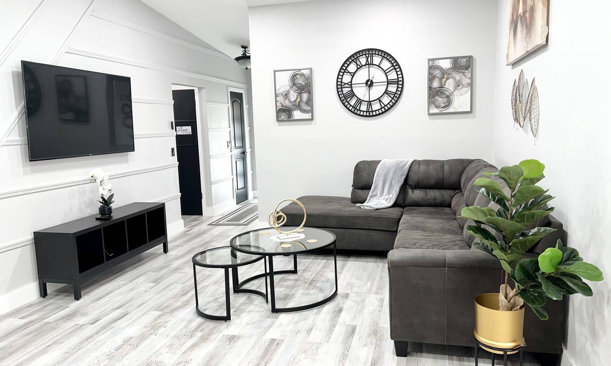 Carol City House | Luxurious Townhome - Miami Gardens - Sleeps (8)
