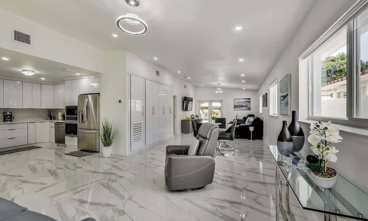 Hialeah House | Luxurious Tropical Private Oasis by Mia Airport