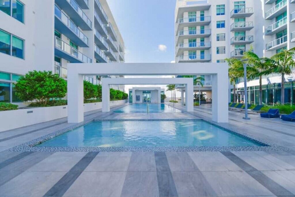 Northeast Miami Apartment | Luxury 1 Bedroom Den Modern Condo In Design District in Miami