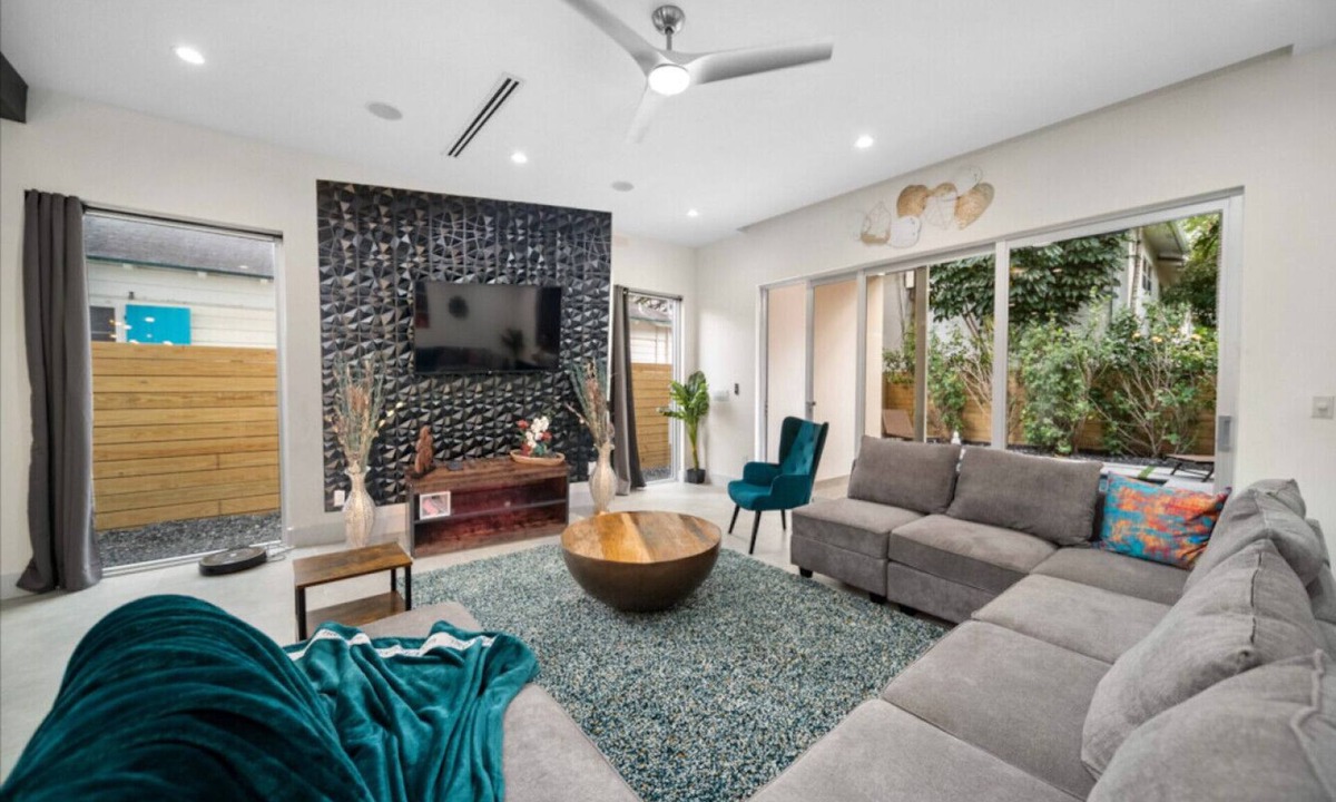 Victoria Park House | Luxury 3/4 Home in Las Olas with Pool and Hot Tub Near the Beach