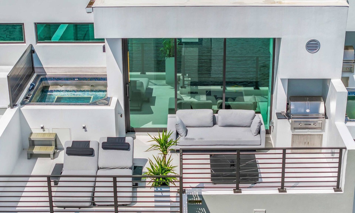 Eastern Shores House | Luxury 4 BD Townhome Near Bal Harbour