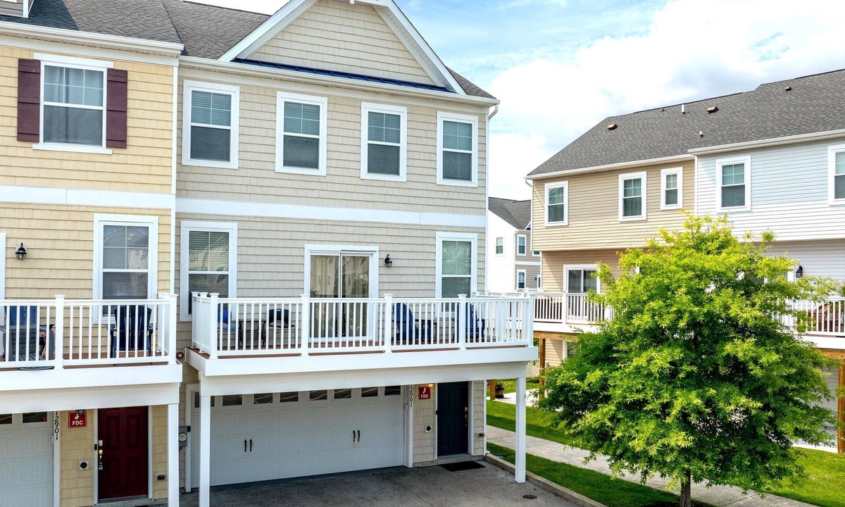 West Ocean City House | Luxury 4 Bedrooms, 3 1/2 Baths End Unit Townhouse in West Ocean City MD!
