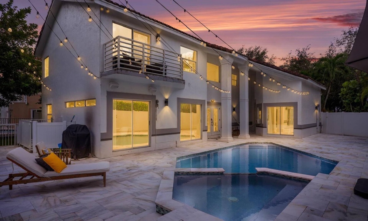 West Dixie Bend House | Luxury 5-bedroom house in Parkland perfect for family stays Pool Jacuzzi