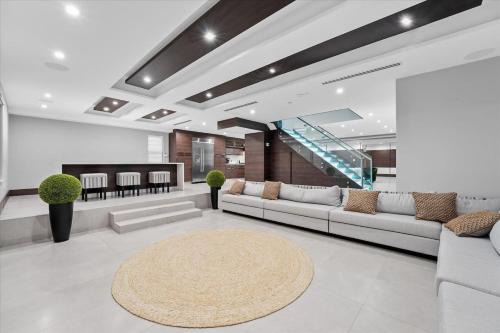 Golden Glades House | Luxury 6BR Estate with Heated Pool and Huge Parking
