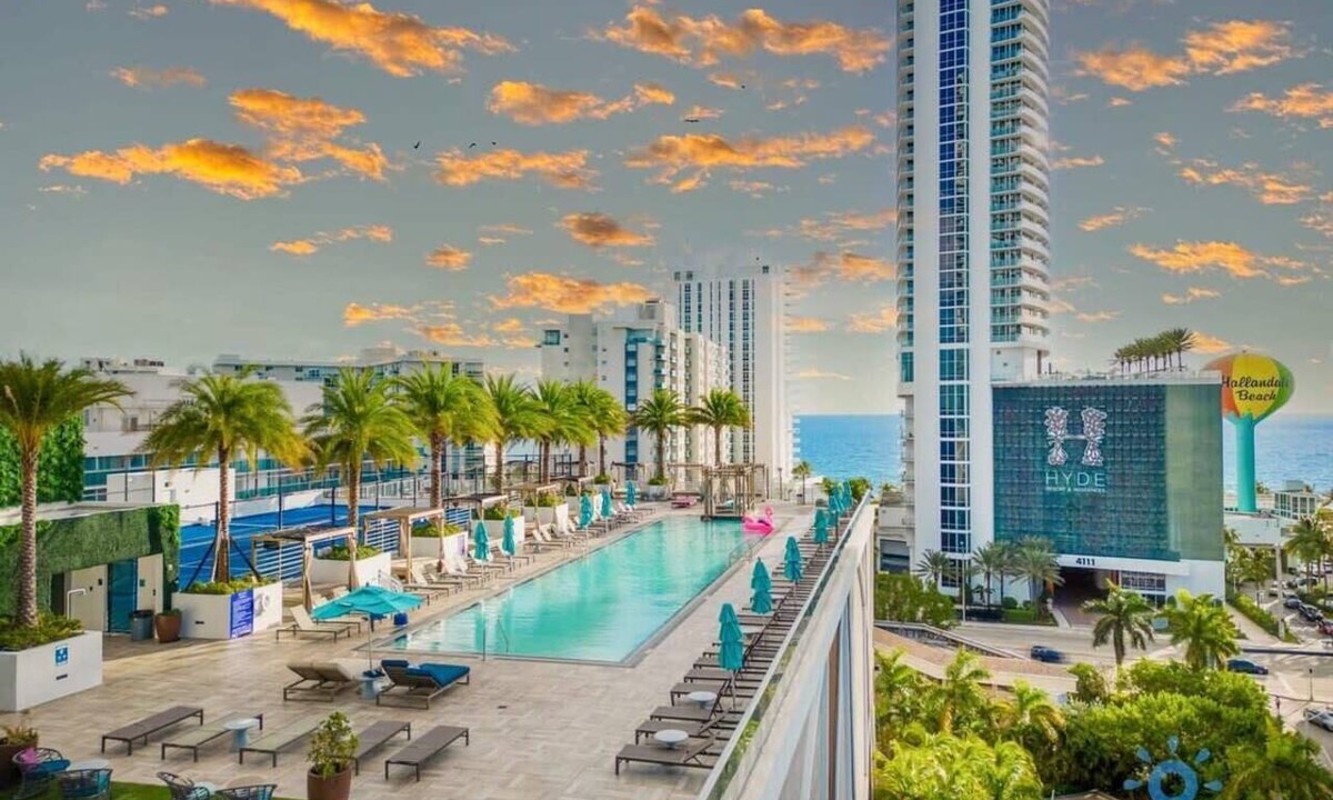 Hollywood South Central Beach Apartment | Luxury Amenities: Infinity Pool+ Gym+ Hot Tub