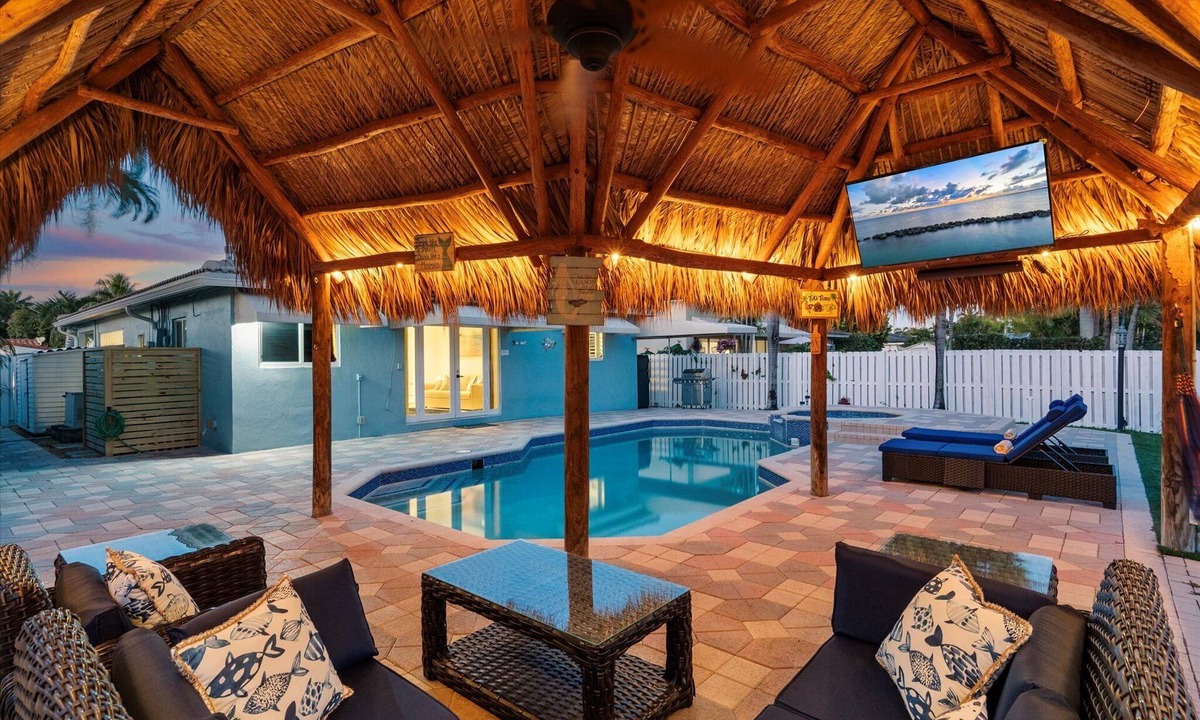 Royal Poinciana House | Luxury Beach House w/Pool, BBQ, 10 minutes to Beach