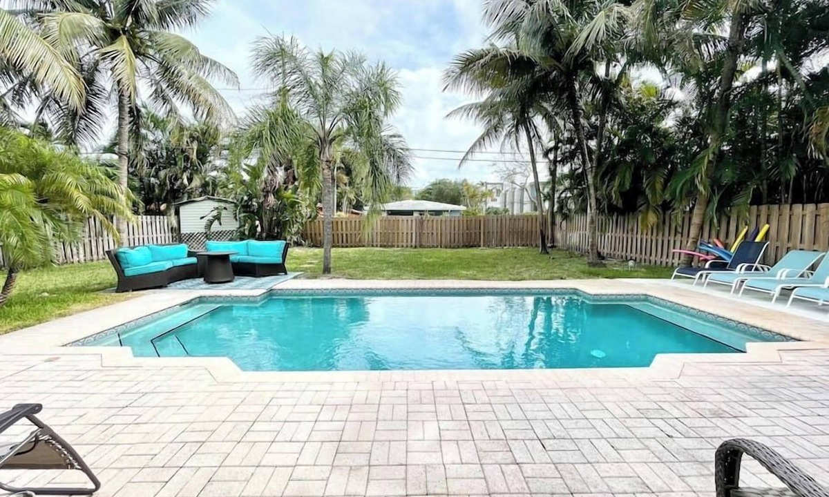 Lake Ridge House | Luxury & Comfy Pool Getaway ~ Mins to Beaches & DT