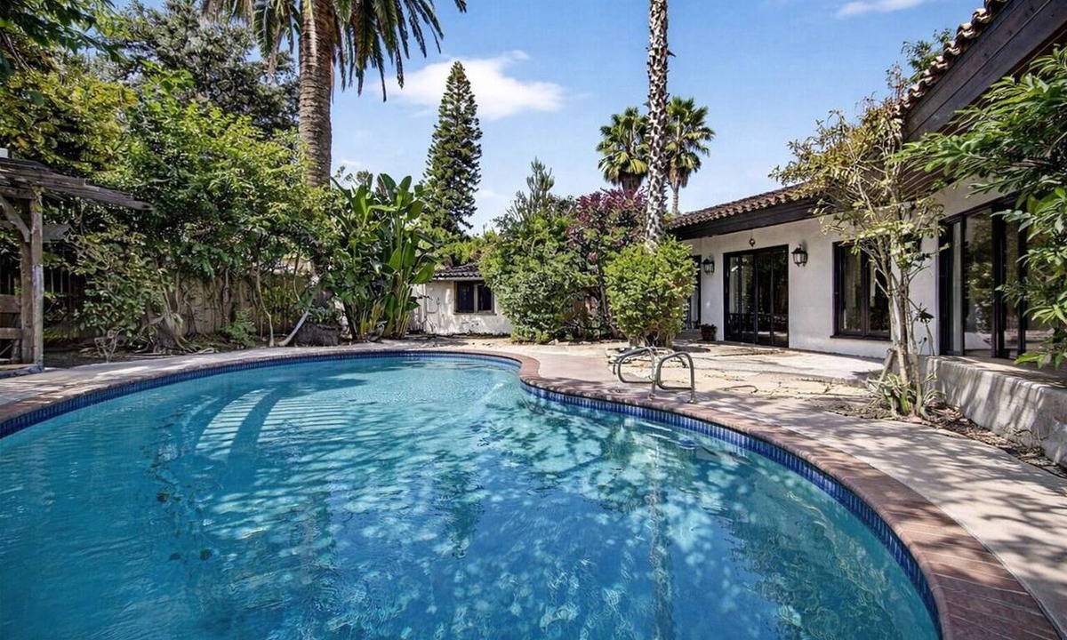 Van Nuys House | Luxury group 4 Bedroom Villa 2 Kitchens, 2 Laundry Areas Resort style Pool 14 pp