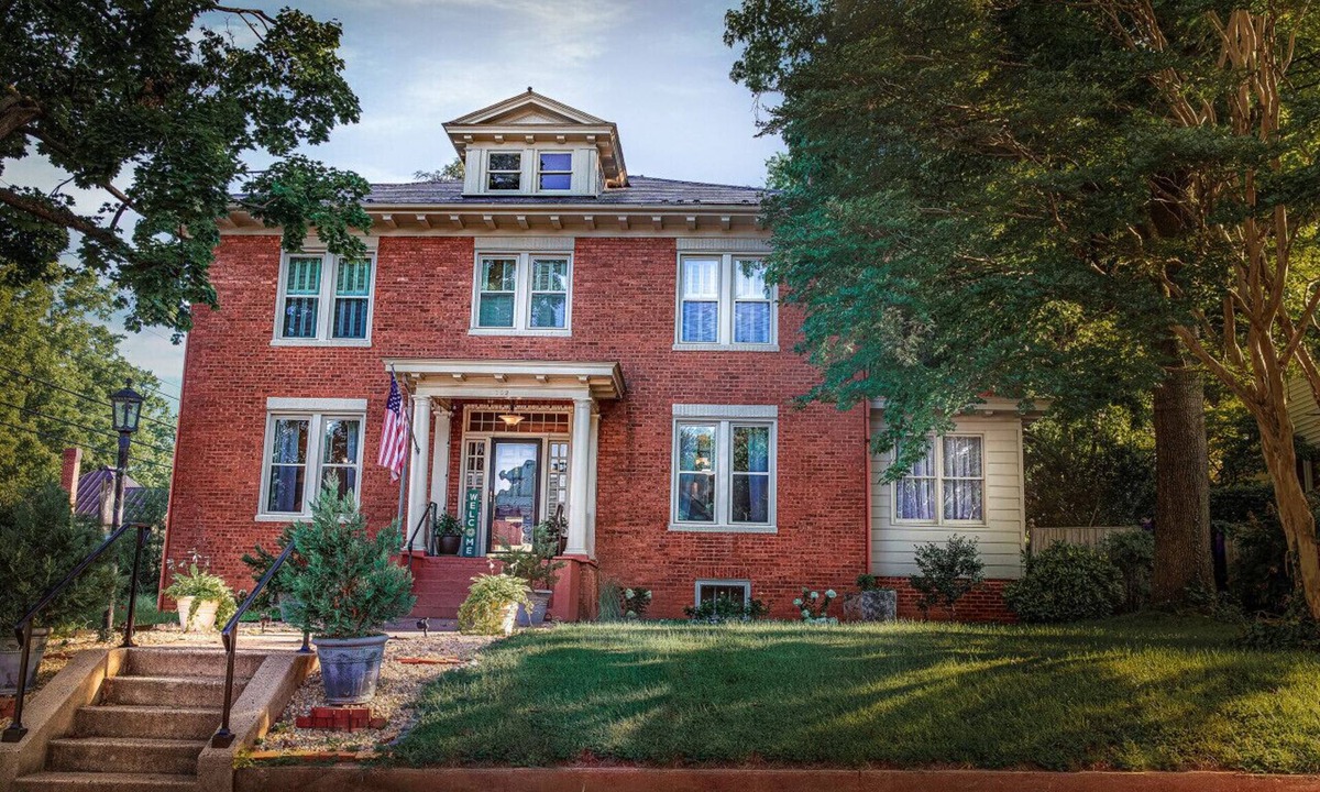 West Fairfax House | Luxury Home Near Wineries, Wedding Venues & Hiking