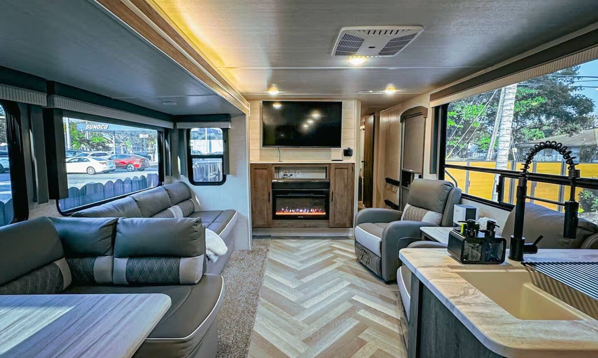 Allapattah House | Luxury Home on Wheels Wynwood’s Unique Stay