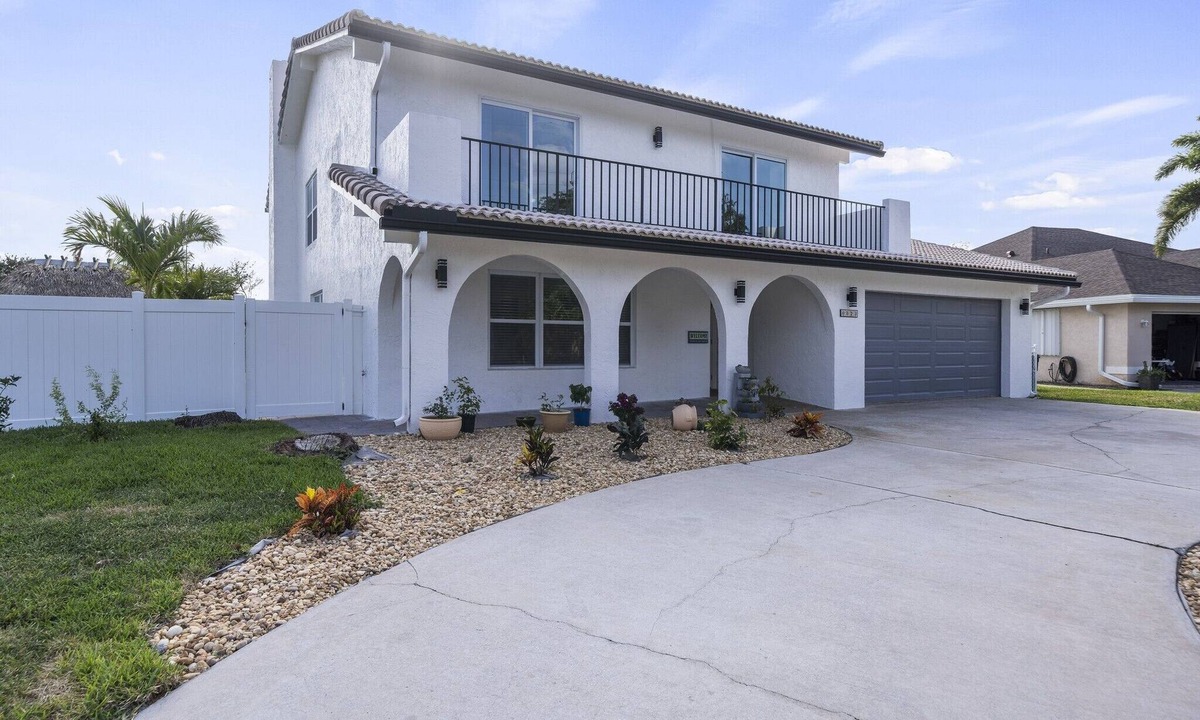 Lake Worth House | LUXURY Lake house-5 BD, 5 BA, Pool, Hot-Tub, Grill, Mini Golf and Tiki Hut
