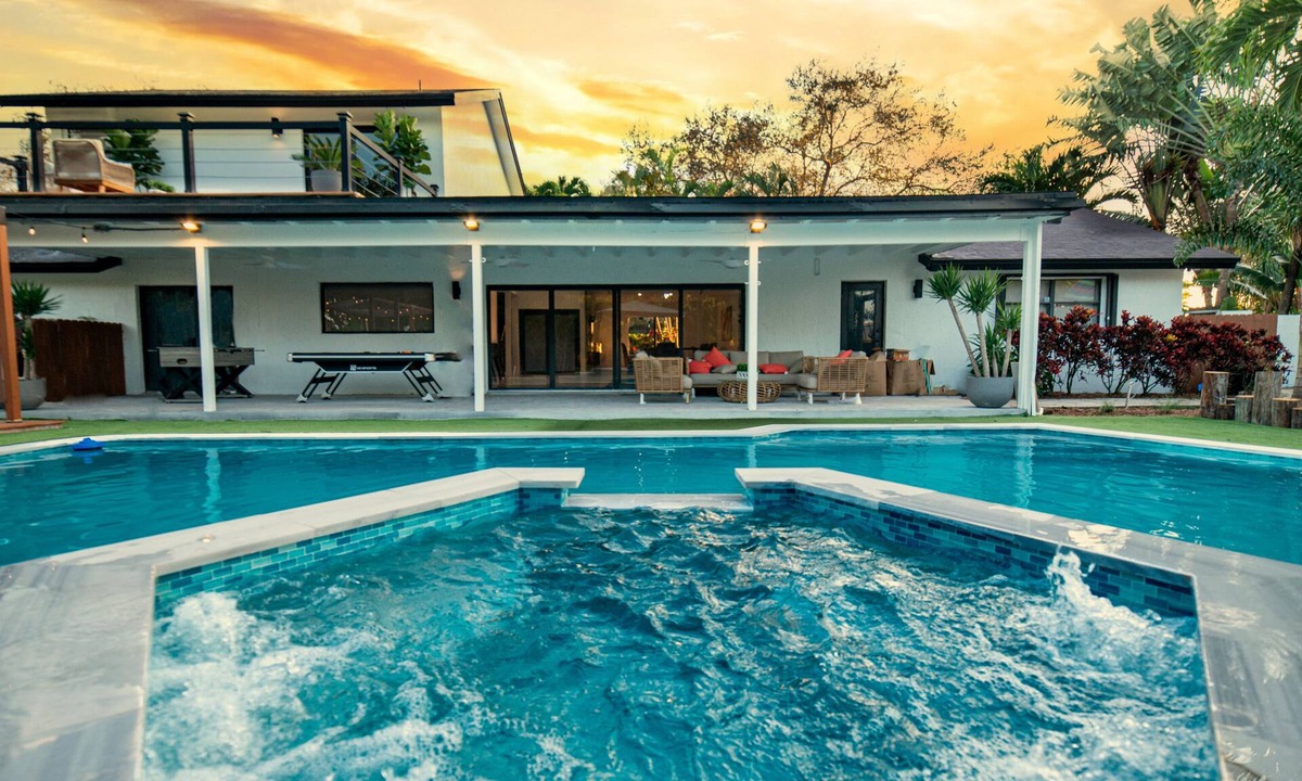 Richmond West House | Luxury Oasis Pool, Pickleball & BBQ/10 min Zoo