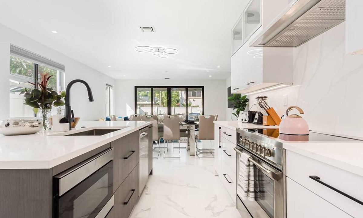 Colee Hammock House | Luxury Paradise Walk to Las Olas -5 Mins to Beach