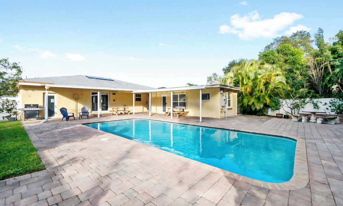 Edgewood House | Luxury Pool Oasis Sleeps 17, Near Airpt & Beach