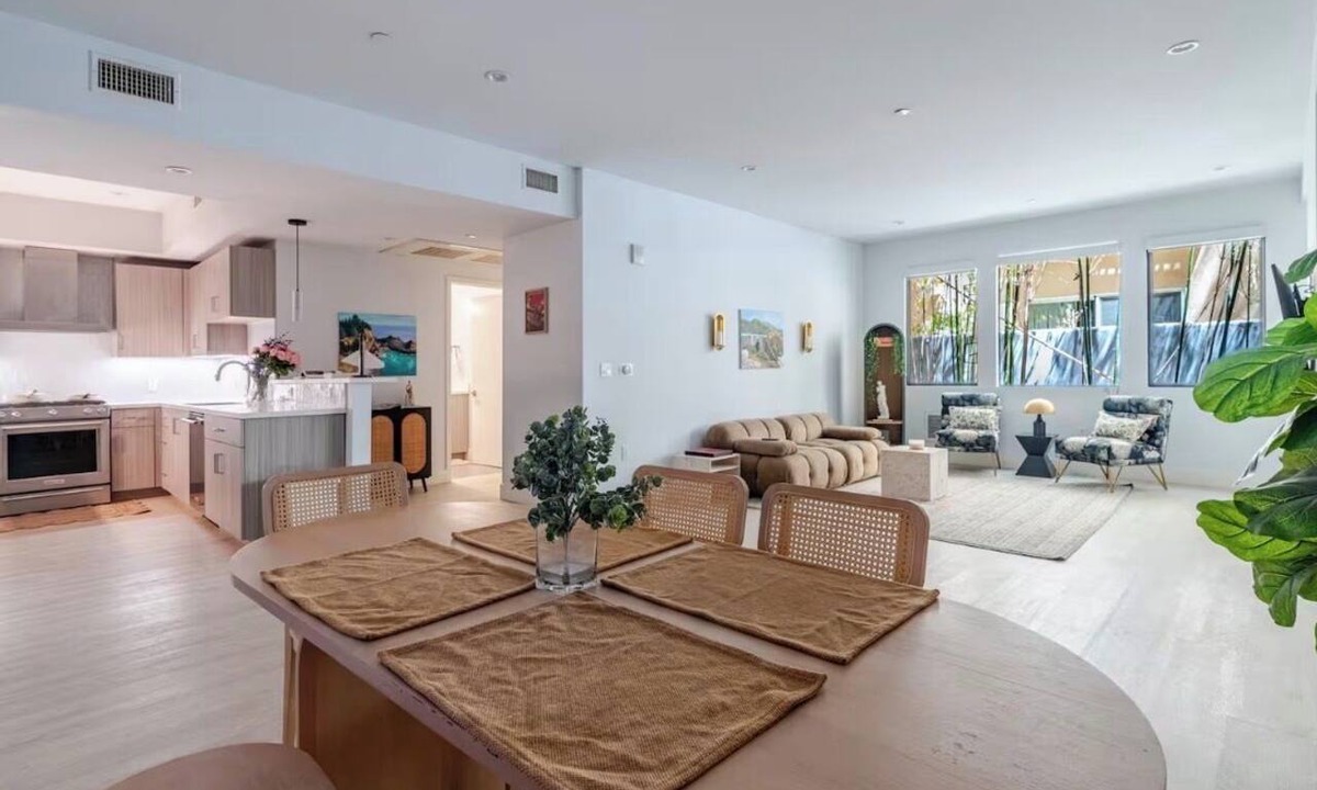 The Flats Apartment | Luxury Retreat Near Beverly Hills — EV Parking + King Bed