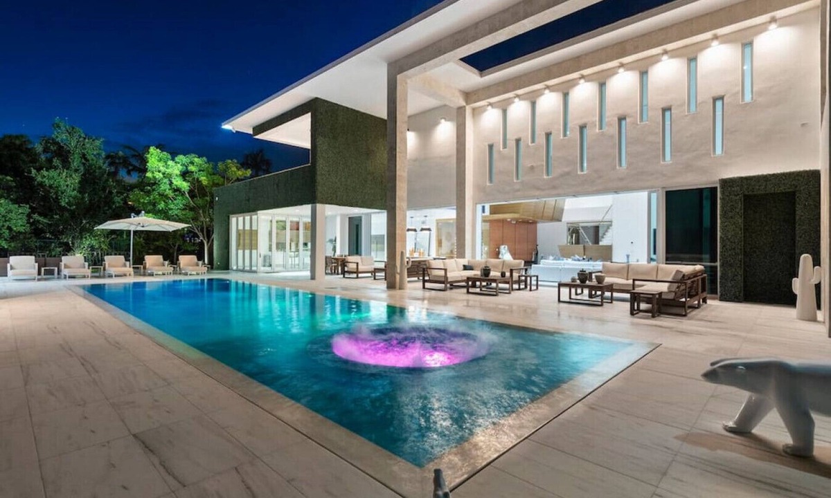 Pinecrest Villa | Luxury Retreat with Heated Pool, Jacuzzi & Gym