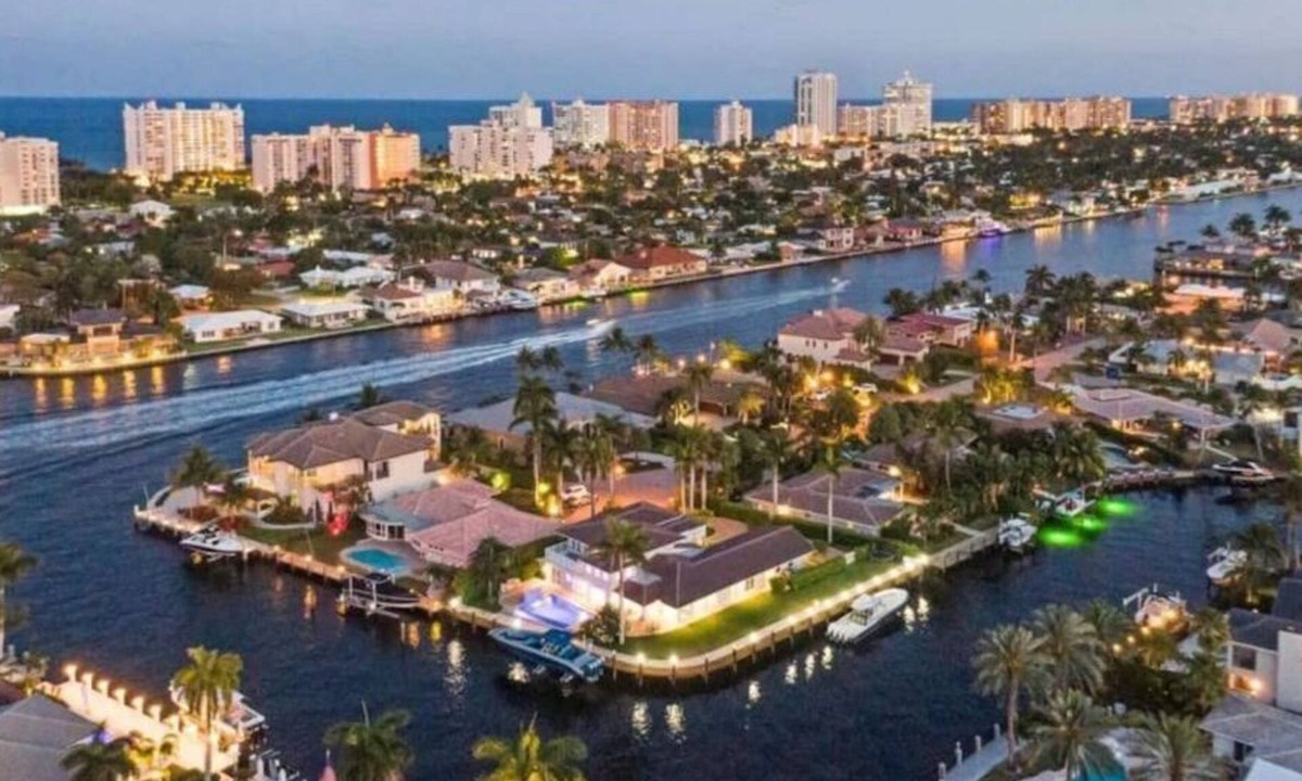 Pompano Isles House | "Luxury waterfront mansion with large pool" Near clear water & sandy beaches !