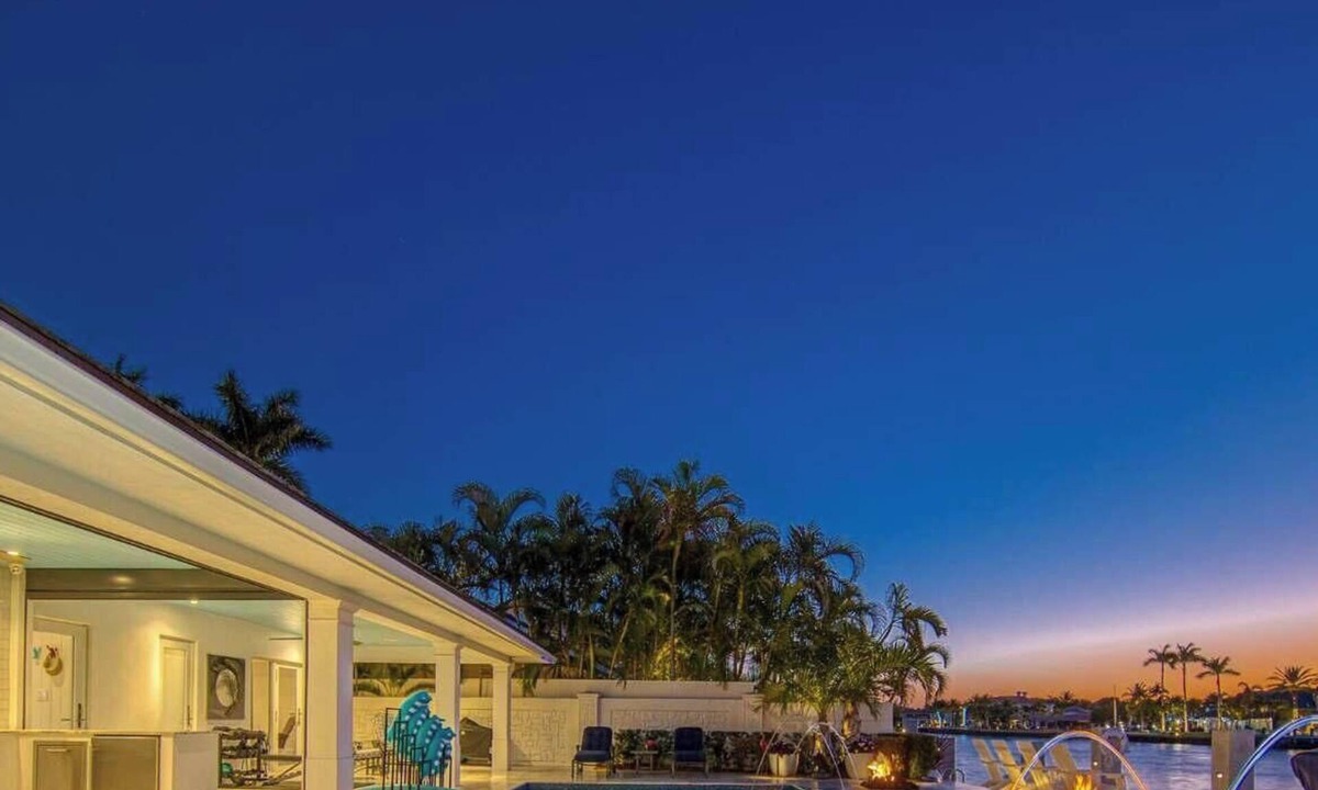 East Fort Lauderdale House | LVS Villa Coastal Hideaway Intracoastal Front Luxury, Private Dock, Heated Pool & Spa, 5-Min Walk to Beach