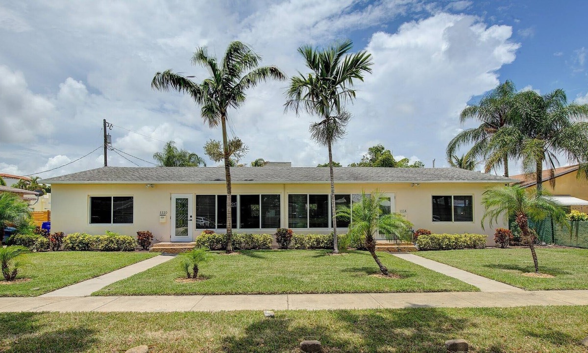 Royal Poinciana House | Manor House w/6B/4.5B w/Beautiful Pool near Beach