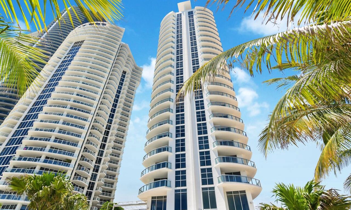 Sunny Isles Beach Hotel | Marenas Ocean View 1 Bedroom Apartment