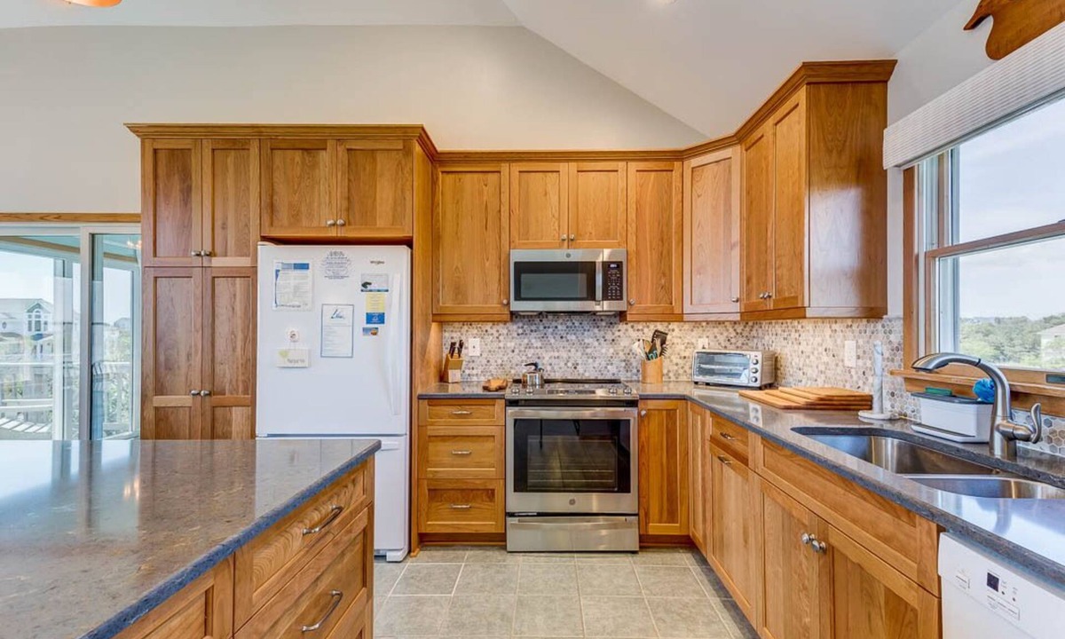 Whalehead Beach House | Margaritaville | 835 ft from the beach | Dog Friendly, Hot Tub | Corolla
