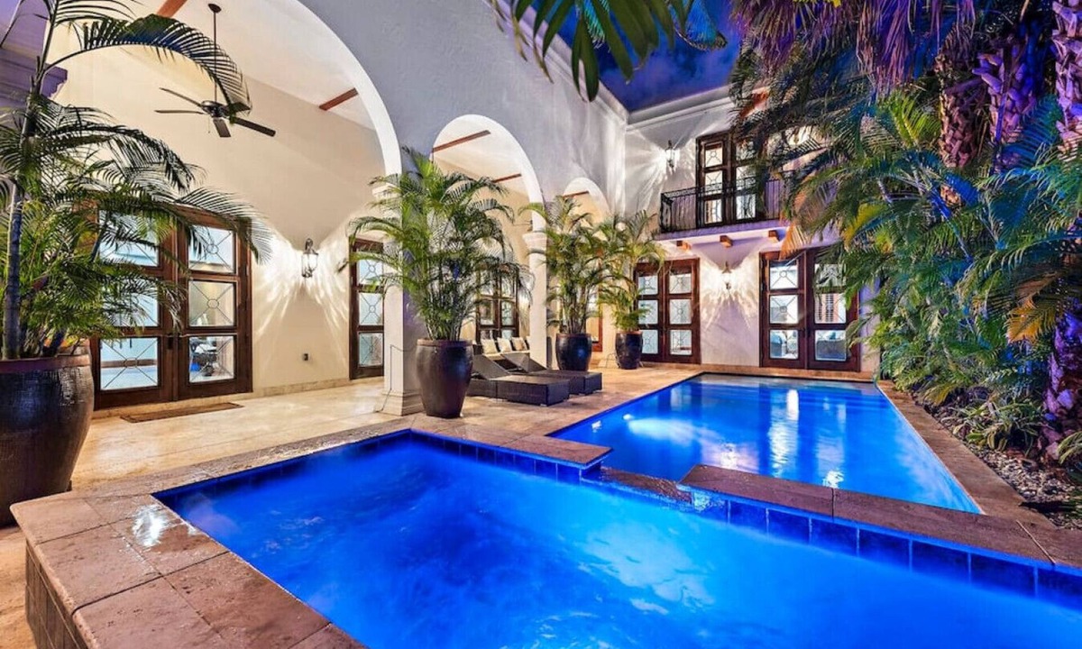 Hendricks and Venice Isles Villa | Massive Villa with GYM, POOL, JACUZZI ! Sleeps 12