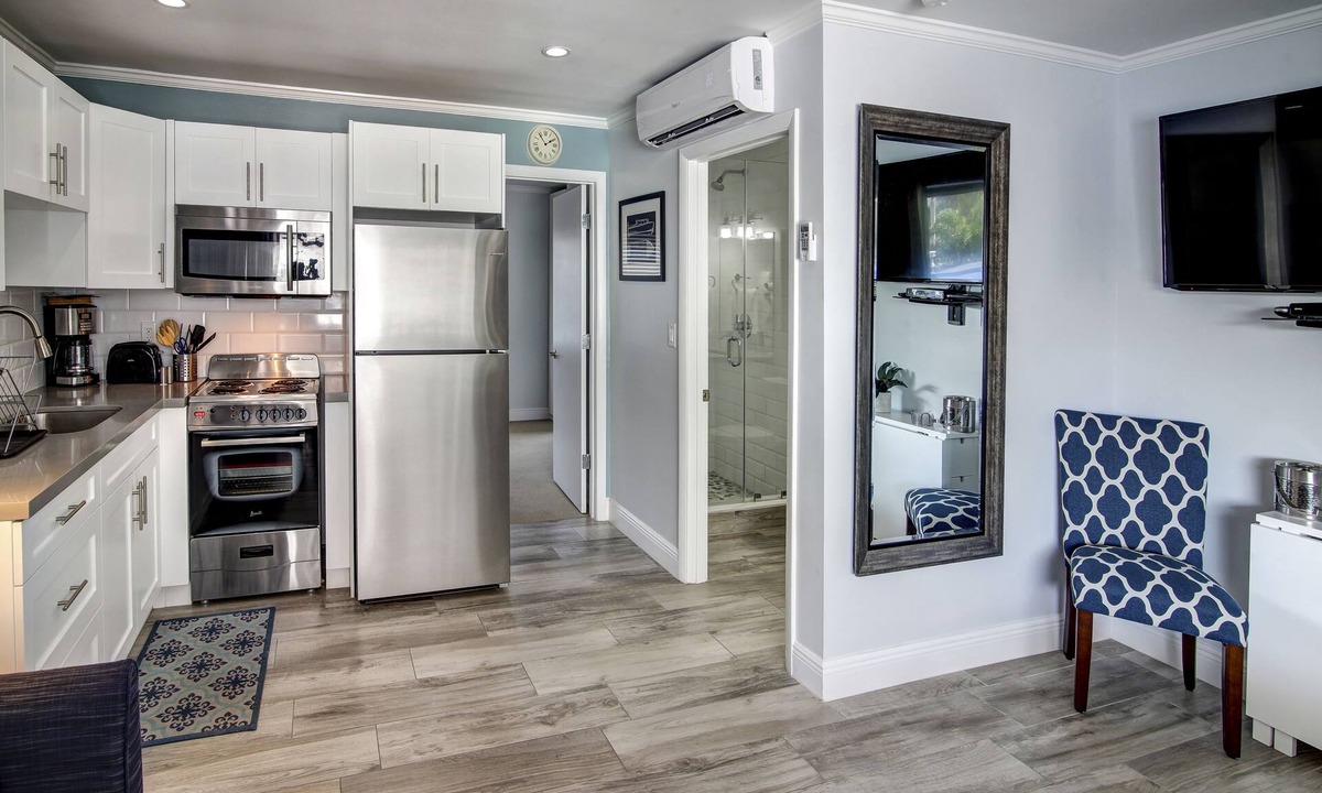 Hollywood Hills Hotel | May-Dee Suites