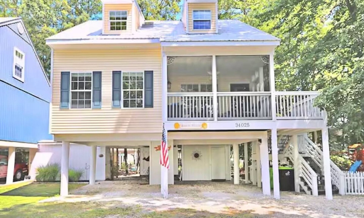 Clearwater Cottage | Mellow Yellow - The Perfect Family Beach Getaway!