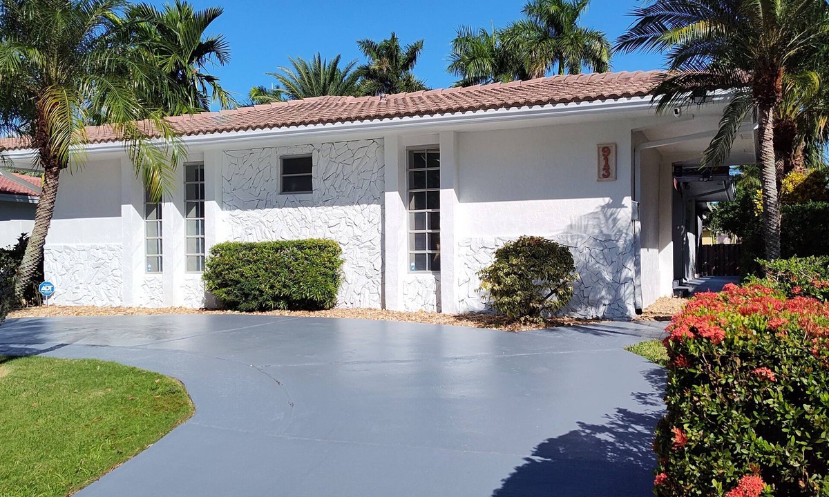 Hollywood Lakes House | MiaBella of Hollywood by RedAwning