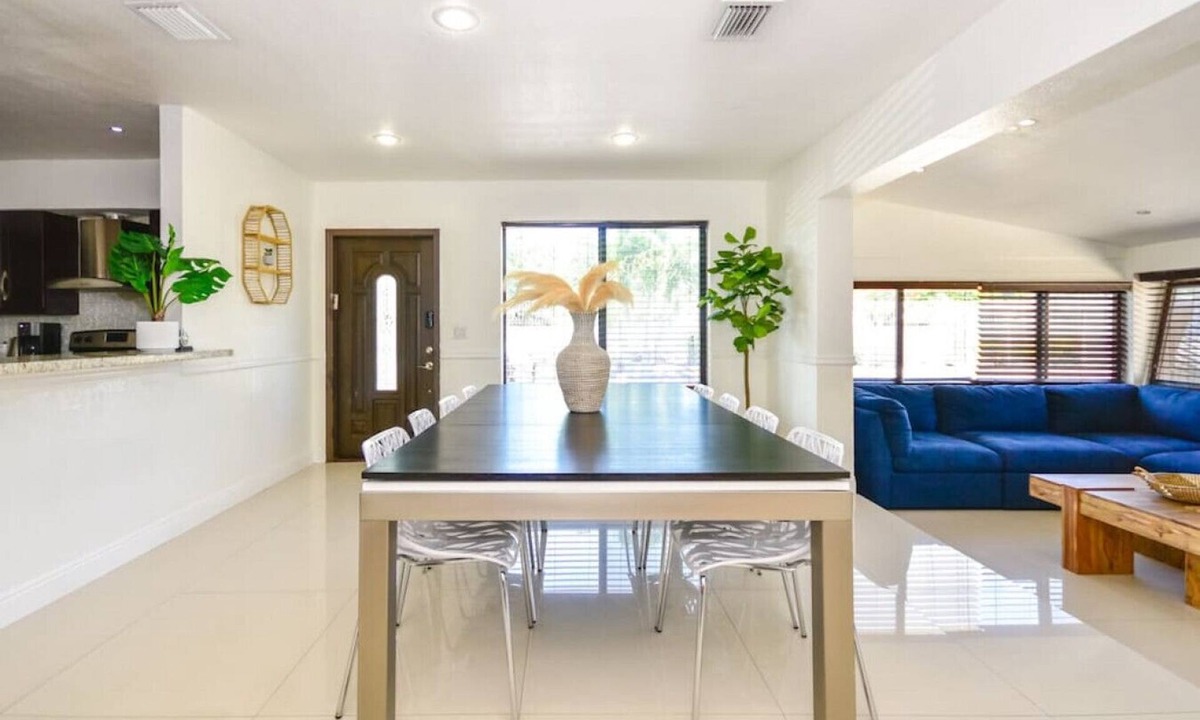 Highland Lakes Villa | Miami 4 Bedroom Villa With Pool In Gated Community Minutes From Aventura Mall & Many Attractions