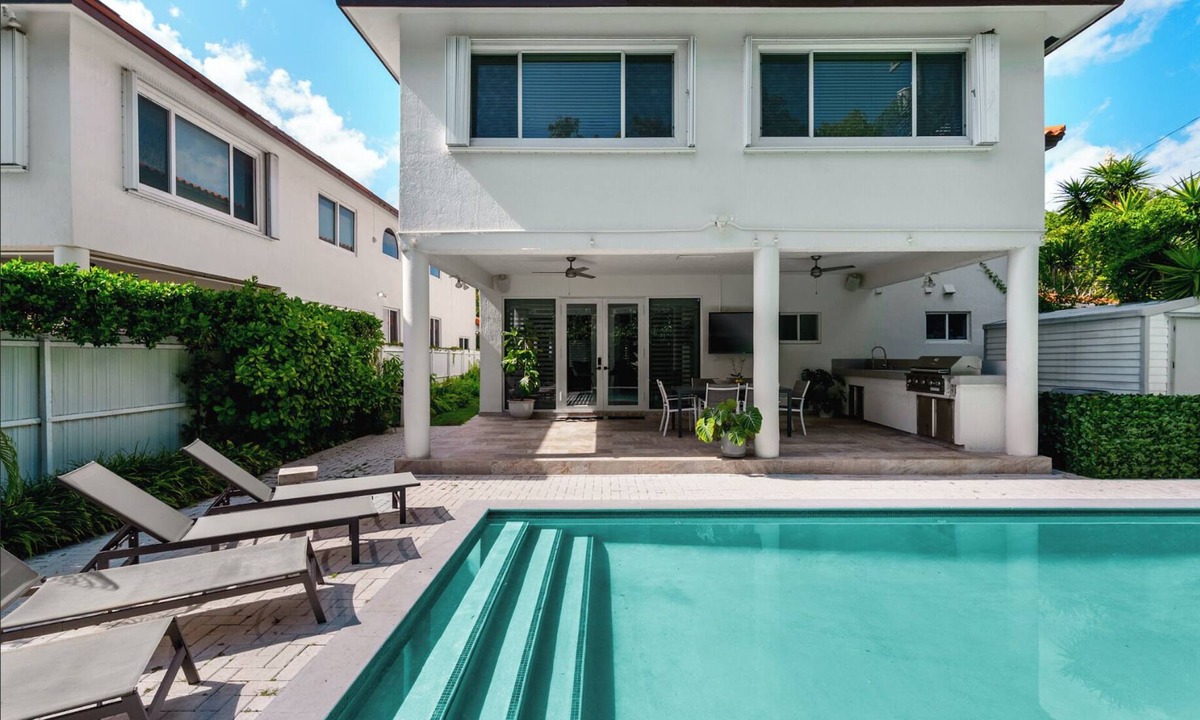 Little Havana House | Miami Central: Pool, BBQ, Ping-Pong & Billiards