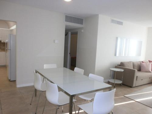 Hollywood South Central Beach Apartment | Miami HOLLYWOOD