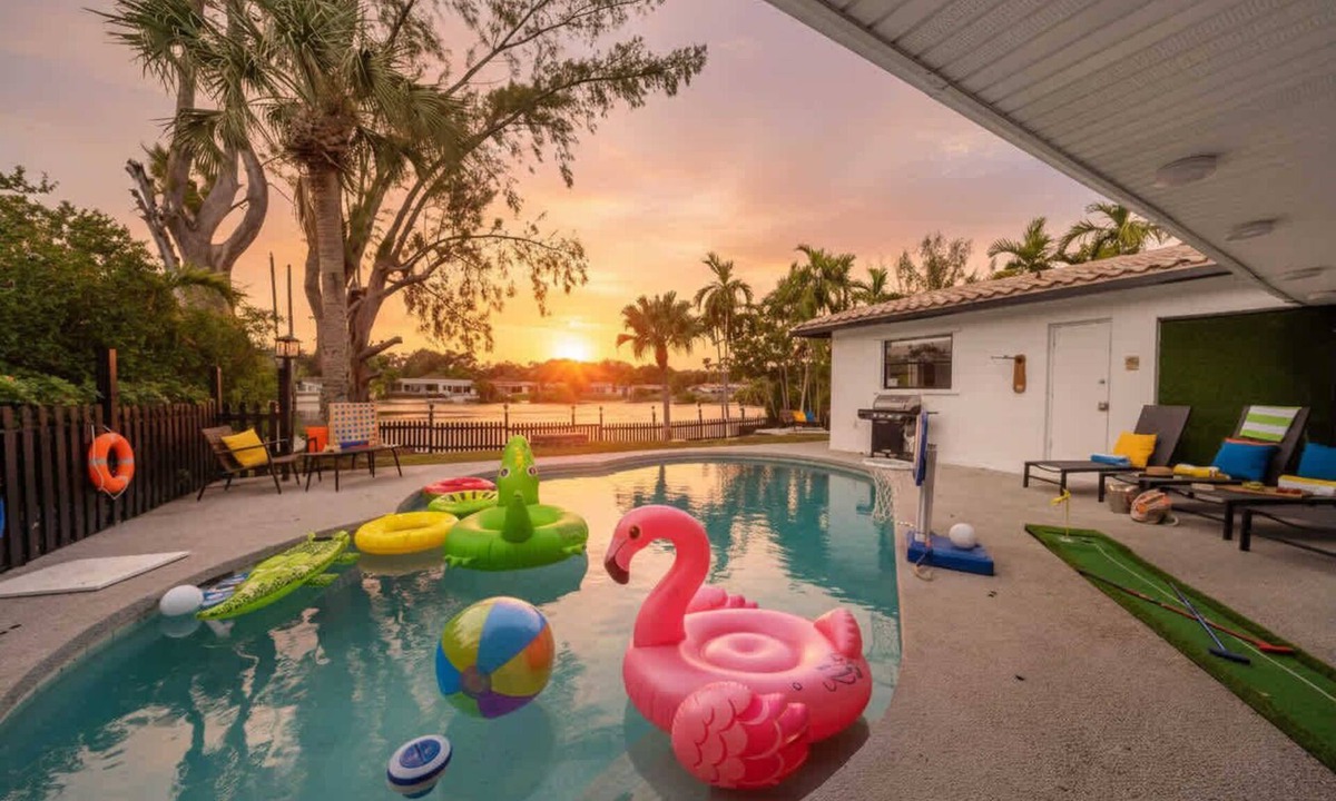 Ojus House | Miami Lakefront 5BR Pool | Near Beach | Sleeps 14