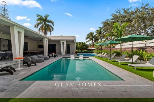 Golden Glades House | Miami Ultra Villa w Pool Movie Theater Pickle Ball
