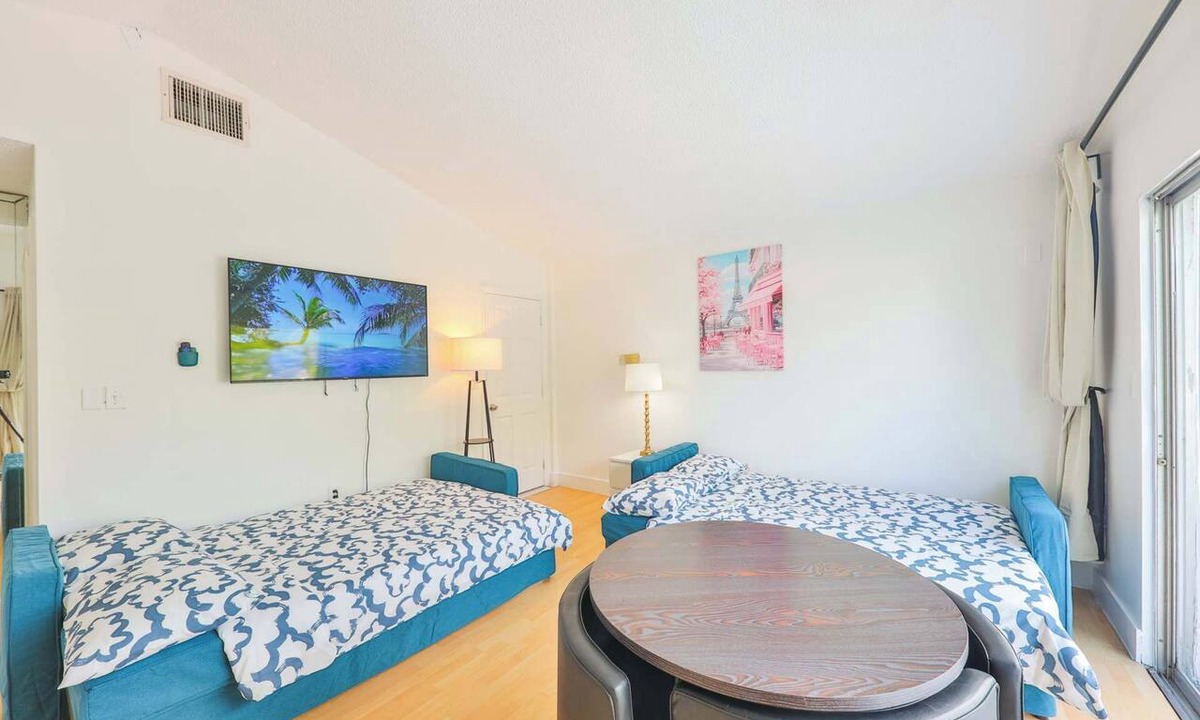 Ives Estates House | Miami Villa with Pool Near Hard Rock Stadium