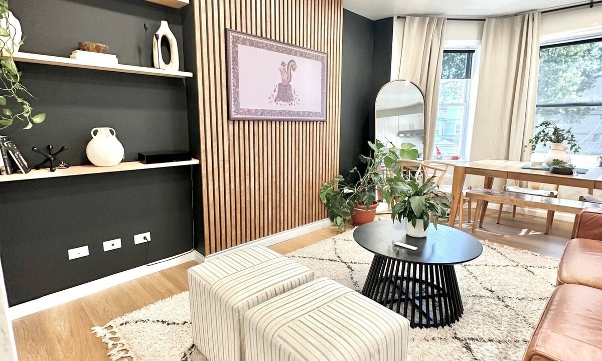 Forest Hill Apartment | Mid-century Modern 2-bedroom apartment with Central AC