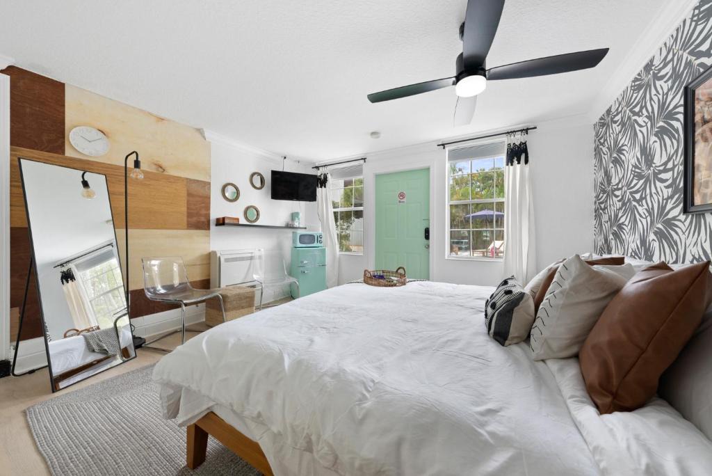 Victoria Park Hotel | MISS PIGGY SUITE at THE KarINN BOUTIQUE HOTEL - Downtown Ft Lauderdale 3