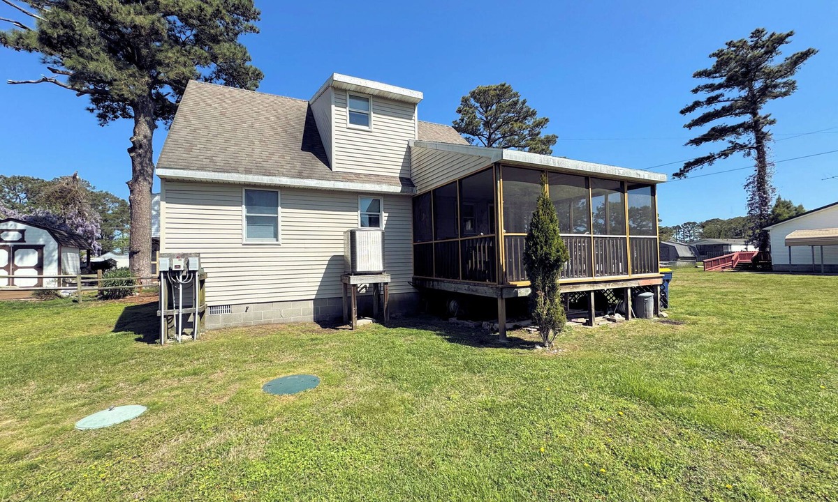 Chincoteague House | Misty Manor - 3BR home, sc. porch & NO PETS. NO LINENS PROVIDED